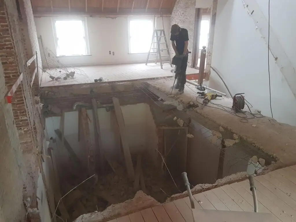 Beton slopen op de eerste verdieping van een woning