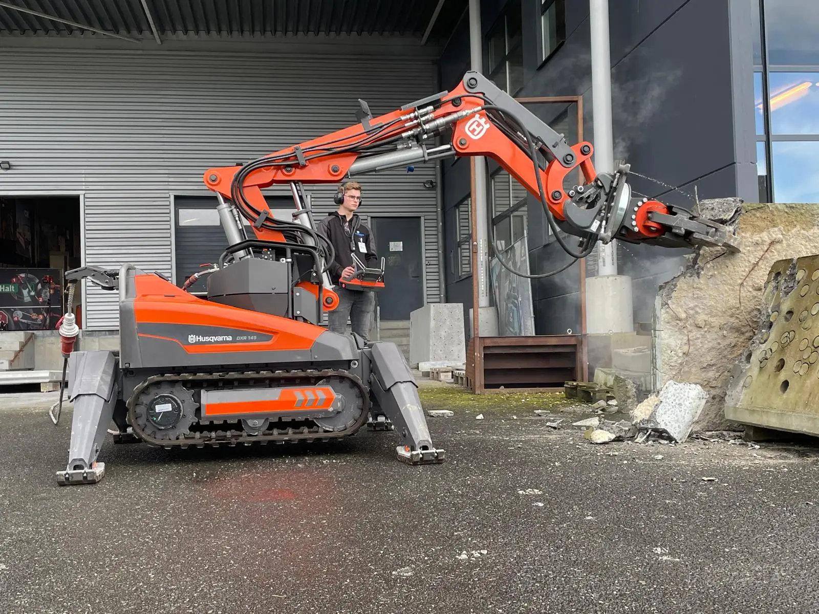 Beton slopen met behulp van een slooprobot