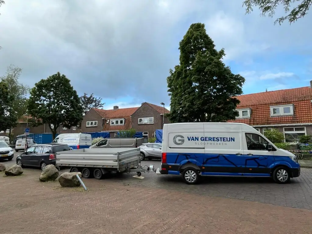 Van Geresteijn Sloopwerken werkbus met aanhanger