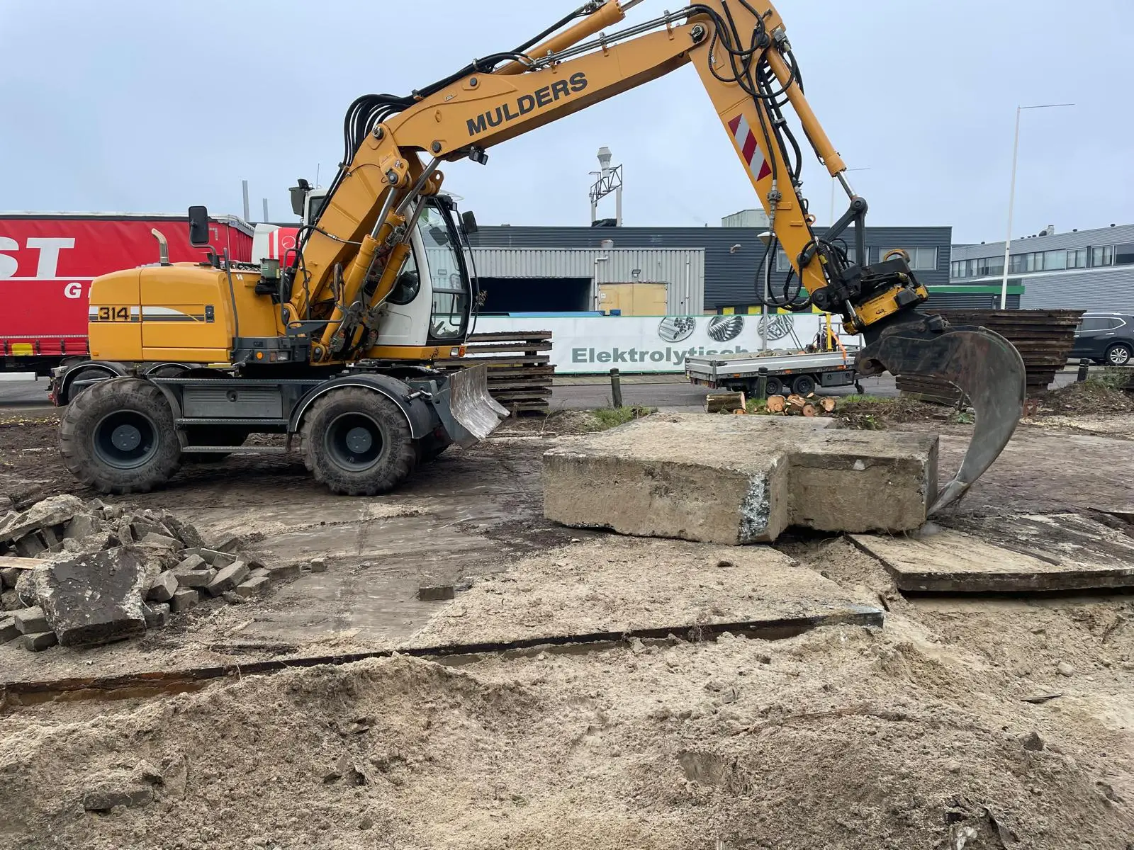 Beton slopen met een shovel